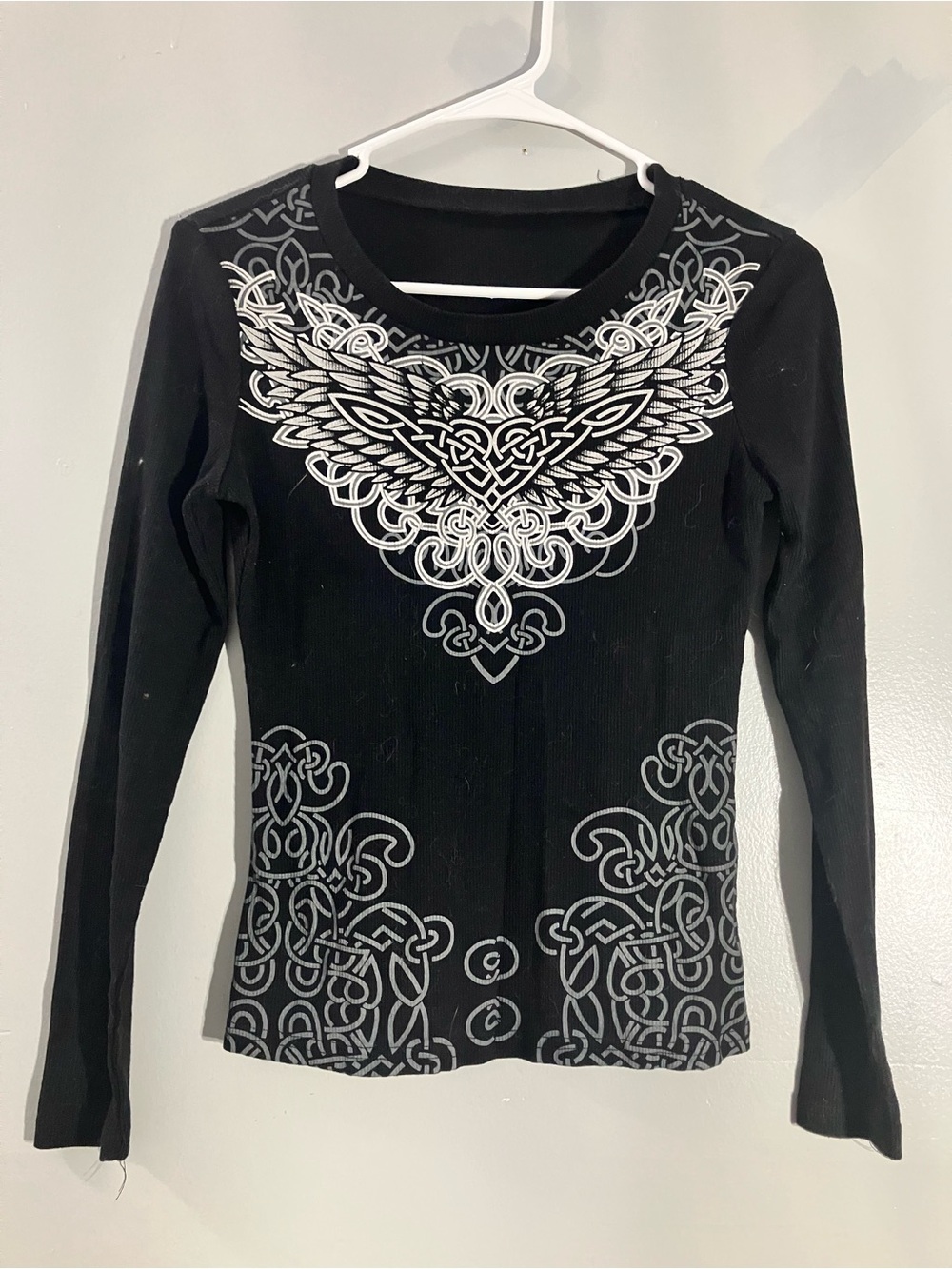 Black Long-Sleeve Graphic Crewneck Top - Elegant White Celtic Motif
